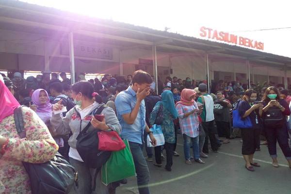  STASIUN KLENDER TERBAKAR : Penumpang Bekasi Terdampar