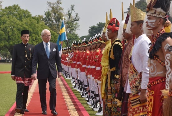  Kenakan Baju Betawi, Presiden Jokowi Sambut Kedatangan Raja Swedia