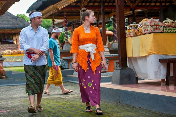 Wisatawan mancanegara mengenakan pakaian adat ketika melihat perayaan Hari Raya Galungan di Pura Dalem Peliatan, Ubud, Bali, Rabu (5/4)./Antara-Nyoman Budhiana