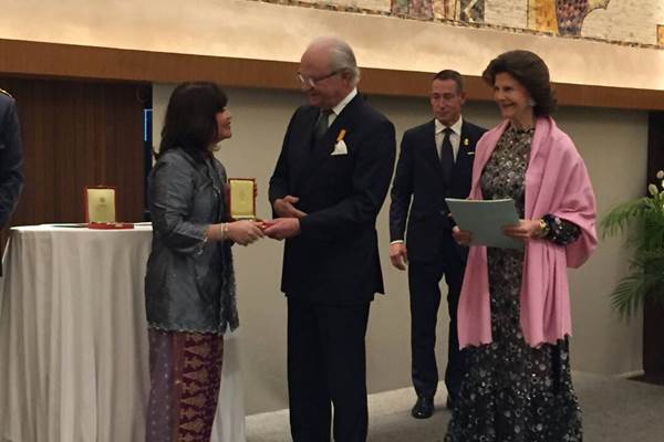  Shinta Kamdani Terima Penghargaan dari Raja Swedia Carl XVI Gustaf