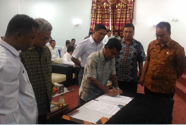  PTPN XIII Serahkan Sertifikat Tanah Petani Plasma