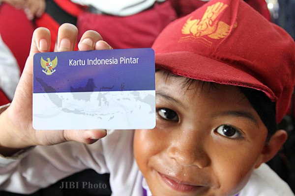  Presiden Jokowi Membagikan 1.000 Kartu Indonesia Pintar di Malang