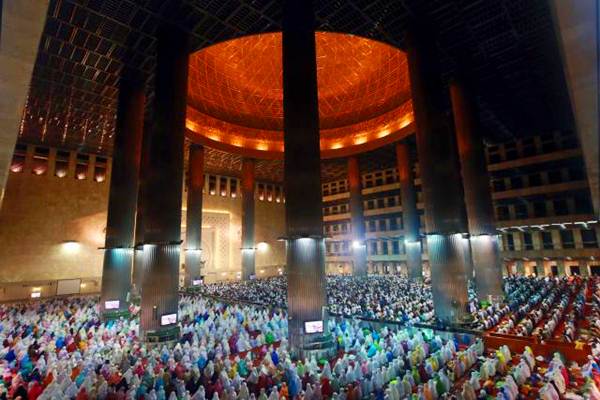  Suasana Salat Tarawih Pertama di Berbagai Daerah