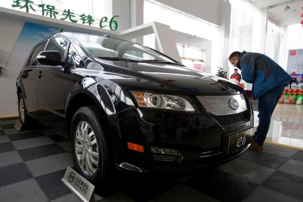 Seorang calon pembeli memeriksa mobil elektrik BYD di sebuah dealer di Beijing, China, 9 Desember 2016. /Reuters