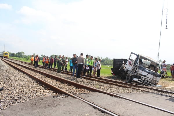  KA Prameks Hantam Truk Kargo di Prambanan