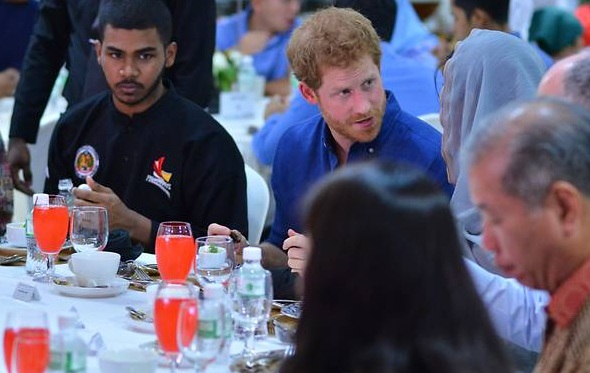  Pangeran Harry Ikut Buka Puasa Bersama di Singapura