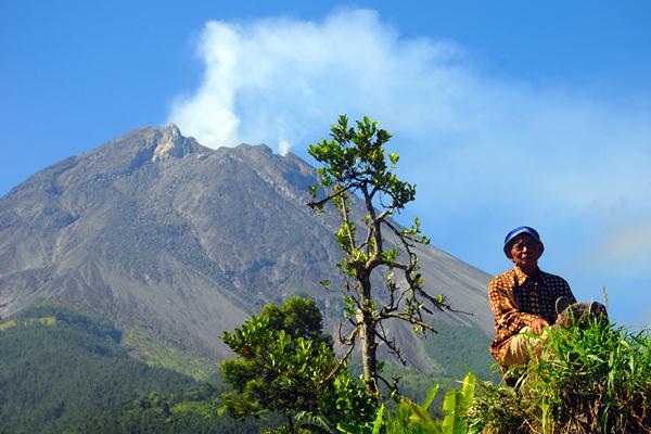  Gunung Merapi Semburkan Asap Sulfatara