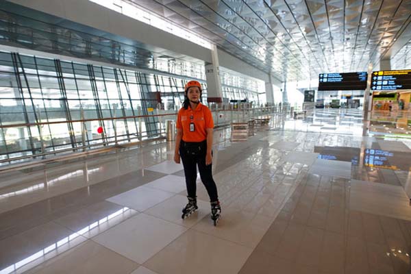 Seorang petugas berdiri di Terminal 3 Bandara Internasional Soekarno-Hatta/Reuters-Darren Whiteside