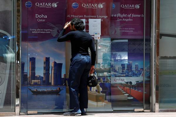 Seorang pria berada di luar kantor Maskapai Penerbangan Qatar di Riyadh, 5 Juni 2017./Reuters