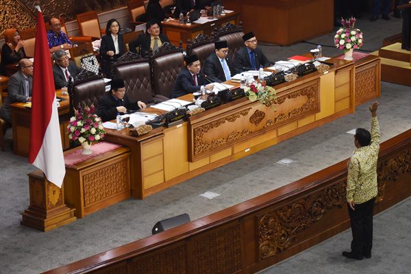 Ilustrasi: Ketua Fraksi Partai Gerindra Ahmad Muzani melakukan interupsi kepada pimpinan untuk menolak hak angket KPK saat Rapat Paripurna DPR di Kompleks Parlemen, Senayan, Jakarta, Jumat (28/4)./Antara-Akbar Nugroho Gumay