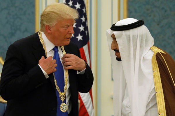 Raja Arab Saudi Salman bin Abdulaziz Al Saudmemberikan Collar of Abdulaziz Al Saud Medal kepada Presiden Amerika Serikat Donald Trump di Riyadh, Sabtu (20/5/2017)./Reuters