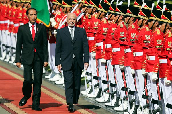 Presiden Joko Widodo (kiri) dan Presiden Afghanistan Mohammad Ashraf Ghani berjalan memeriksa pasukan, saat upacara penyambutan di Istana Merdeka, Jakarta, Rabu (5/4)./REUTERS-Mast Irham