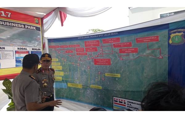 Kapolda Metro Jaya  Irjen Pol M Iriawan saat melakukan peninjauan di Check Point 2, Tambun Business Park, Selasa (6/6/2017)./Bisnis-Juli Etha