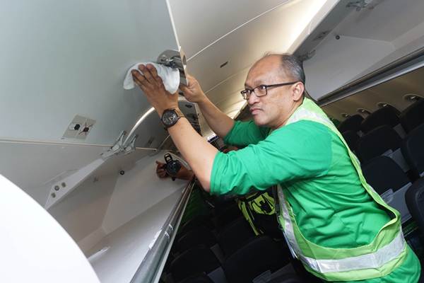 Direktur Utama Citiink Juliandra Nurtjahjo membersihkan pesawat seri A 320 pada bagian kabin di bandar udara internasional Soekarno - Hatta, Tangerang, Banten, Rabu (3/5/2017)./Antara-Fajrin Raharjo