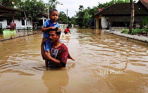  Banjir di Garut Seret 5 Mobil & Motor