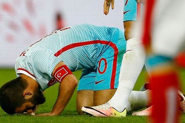  Hajar Wartawan di Pesawat, Arda Turan Mundur dari Timnas Turki