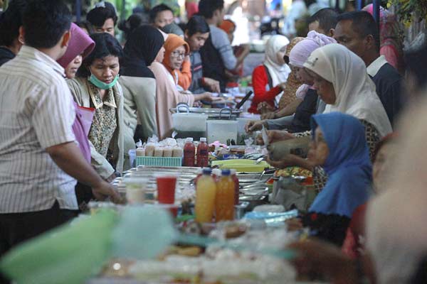  Tak Hanya Kuliner, Kampung Ramadhan Diramaikan Fashion Pebisnis Lokal