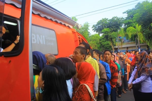  Warga Minati Penukaran Uang Baru di Madiun