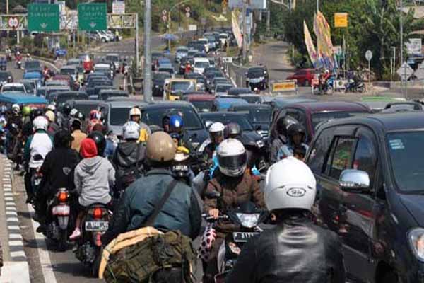  MUDIK LEBARAN: Pintu Keluar Tol Gringsing Rawan Macet