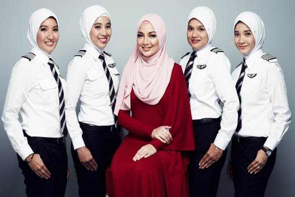  Naelofar Hijab Rancang Hijab Eksklusif untuk Pilot Wanita AirAsia