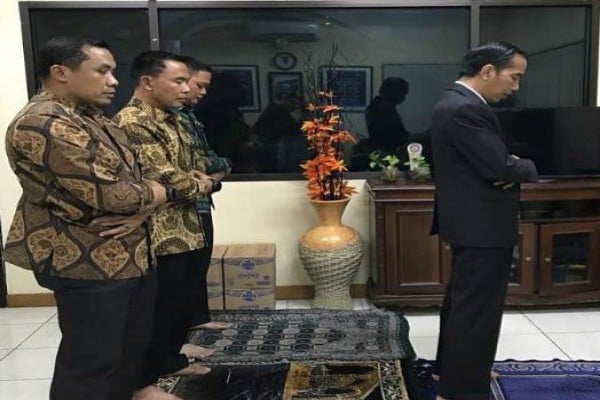 Foto Salat di Pos Polisi Jadi Viral, Presiden Jokowi Pesan Sempatkan Salat Walau Sibuk