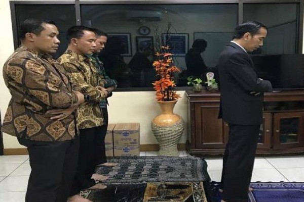  Foto Salat di Pos Polisi Jadi Viral, Presiden Jokowi Pesan Sempatkan Salat Walau Sibuk