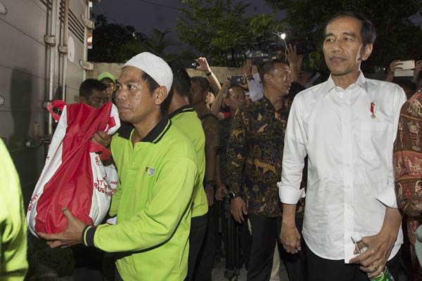 Presiden Jokowi Bagikan Paket Sembako di Gang Dahlia