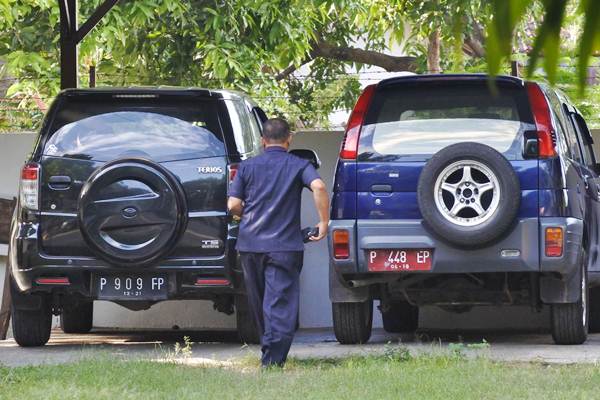  PNS Ini Diduga Ganti Mobil Dinasnya dengan Pelat Hitam