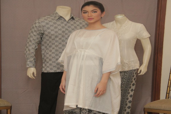  Kreasi Tenun Serba Putih di Bulan Suci