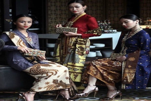  Pernak-pernik Penyempurna Kebaya