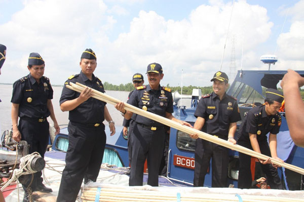  Selundupkan Rotan Ke Malaysia, Sebuah Kapal Diringkus BEa Cukai Kalimantan Barat