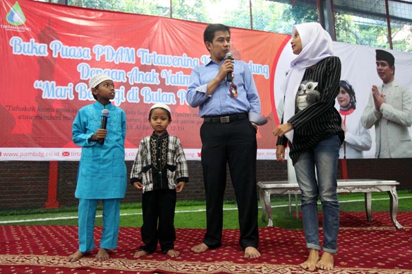  FOTO: 100 Anak Yatim Dapat Santunan dari PDAM Tirtawening