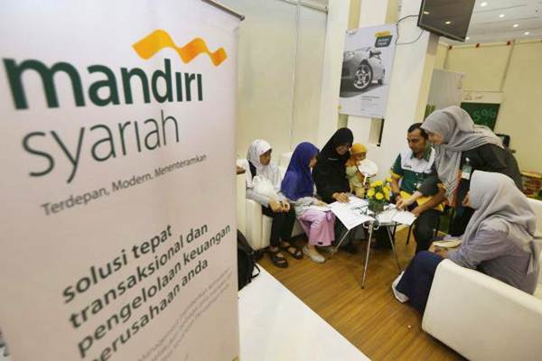 Calon nasabah mencari informasi tentang aplikasi pembukaan rekening di booth Bank Syariah Mandiri (BSM) pada Islamic Book Award IBF 2017 di Jakarta, Kamis (4/5)./JIBI-Nurul Hidayat