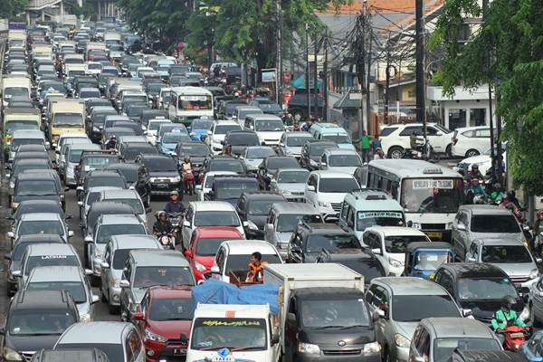  Jalur Warung Buncit - Mampang Macet Parah, Mobil &amp; Motor Masuk Jalur Transjakarta