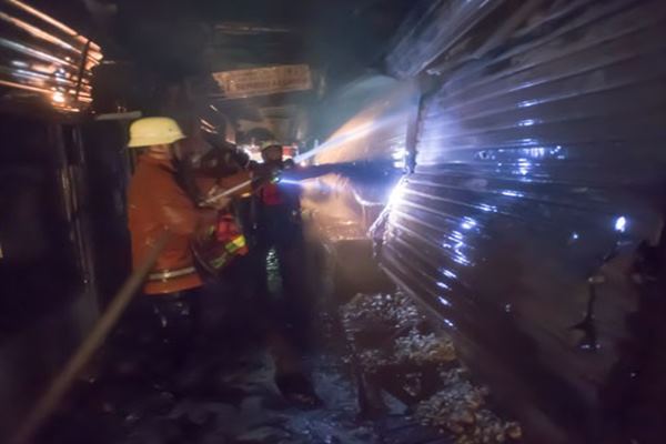  Puluhan Kios Pasar Induk Kramat Jati Terbakar
