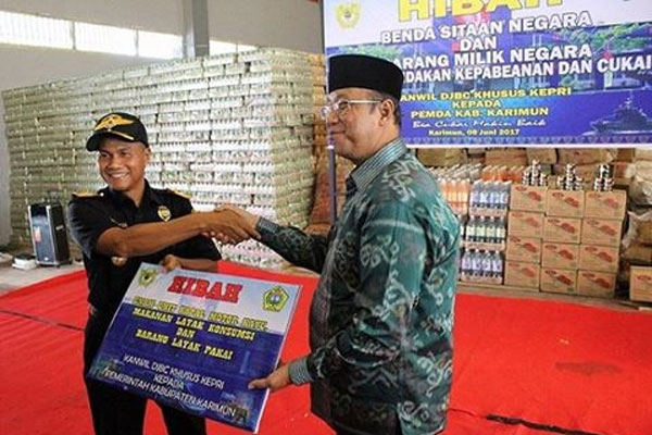  Bea Cukai Tanjung Balai Karimun Hibahkan Berbagai Kebutuhan Pokok Untuk Masyarakat Kepulauan Riau