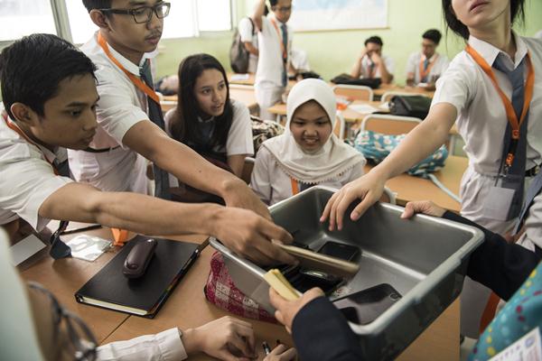 Sejumlah siswa SMAN 68 mengumpulkan alat komunikasi sebelum Ujian Nasional Berbasis Komputer (UNBK) sesi II di SMAN 68, Jakarta, Senin (10/4). Berdasarkan data Kemdikbud, jumlah pelajar SMA seluruh Indonesia yang mengikuti UNBK sebanyak 873.043 orang dari 5.900 sekolah selama 10-13 April 2017. ANTARA FOTO/M Agung Rajasa