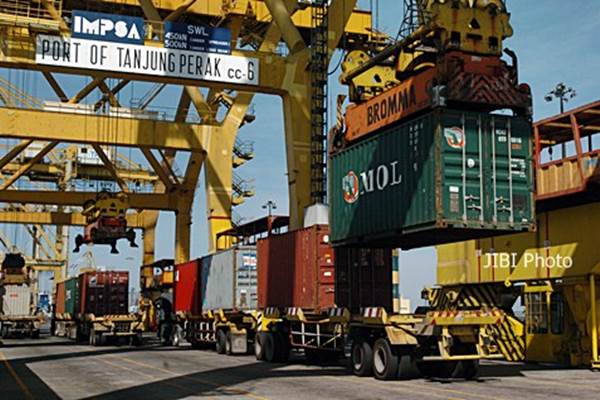  BONGKAR MUAT JELANG LEBARAN : Arus Peti Kemas di TPS Bakal Turun 15%