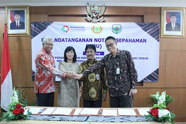  Pemerintah Pastikan Bahan Baku Tenun