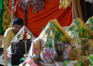  Perajin Bingkisan Lebaran di Denpasar Mulai Cari Pasar Baru