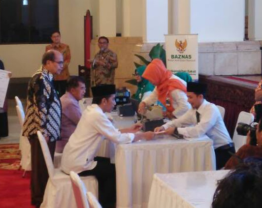  Jokowi dan JK Tunaikan Bayar Zakat