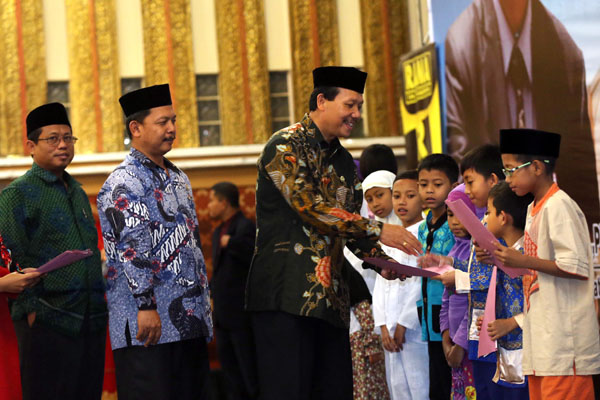  FOTO: Sekda Jabar dan Bandung Religi Beri Santunan Ratusan Anak Yatim