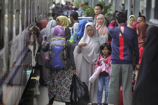  MUDIK LEBARAN : \'Gerbong Uang\' KAI Bertambah