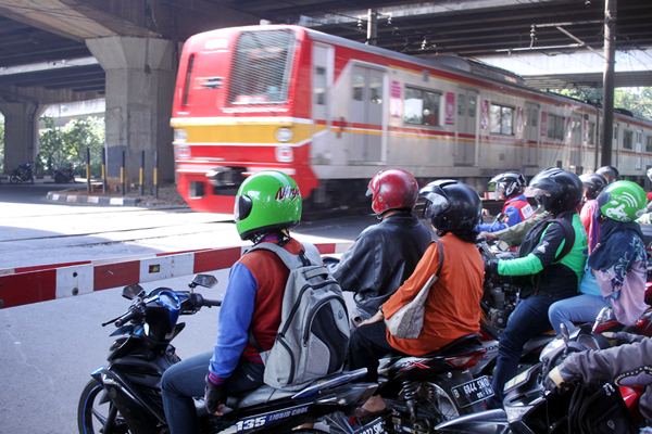  5 Orang Tewas Disambar Kereta Api di Pintu Perlintasan di Kendal