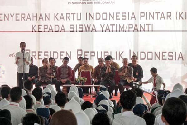  Serahkan KIP, Presiden Ingatkan Tugas Anak Memang Belajar