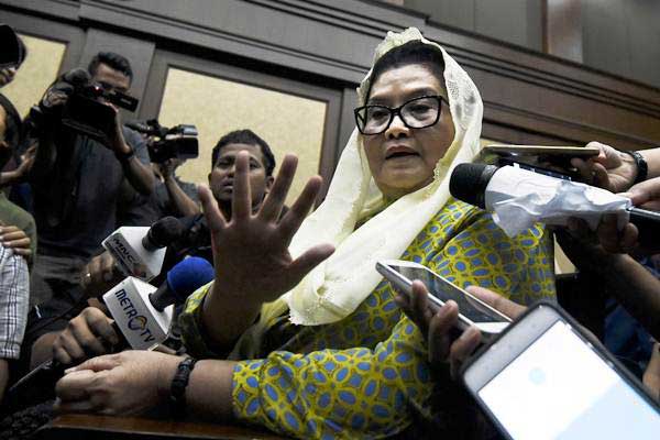 Terdakwa kasus korupsi alat kesehatan Siti Fadilah Supari (tengah) menjawab pertanyaan wartawan sebelum menjalani sidang dengan agenda pembacaan putusan di Pengadilan Tipikor Jakarta, Jumat (16/6)./Antara-Hafidz Mubarak A