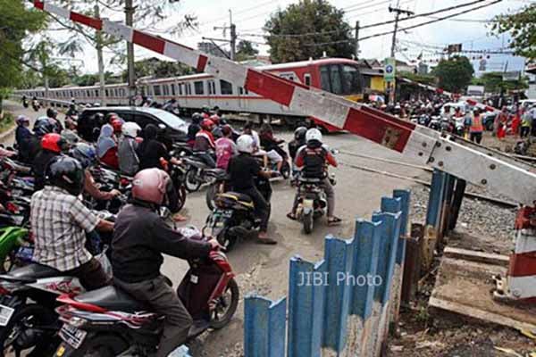  MUDIK LEBARAN: KAI Tambah Penjaga Perlintasan Kereta