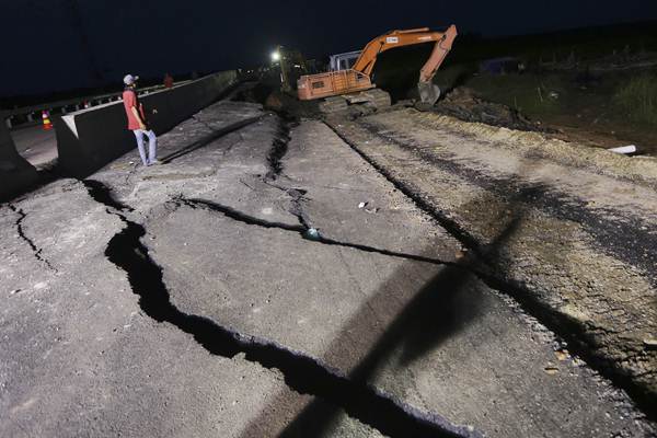  Pemudik Waspadai Jalan Tol Palembang-Indralaya Amblas