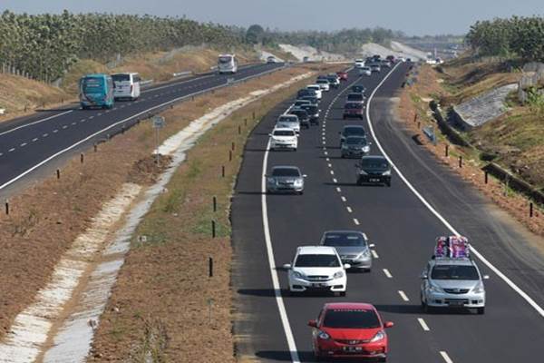  Pengemudi Diduga Mengantuk, Bus Terbalik di Tol Cipali