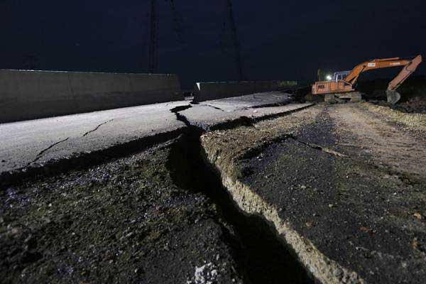  Jalan Tol Palembang - Indralaya: Tanah Amblas, Penanganan Segera Dilakukan